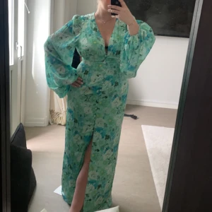 Adoore klänning NY - Helt ny adoore klänning med prislappar, storlek 46, obs väldigt små i storlek så skulle säga att den passar en 42, 44a!  Säljer pga att den inte kom till användning som planerat! 