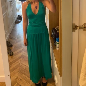 Turkost set - Så så fint set från sellpy! Säljer det endast för att jag behöver pengar men jag älskar allt med det! Halternecktopp och kjol ingår