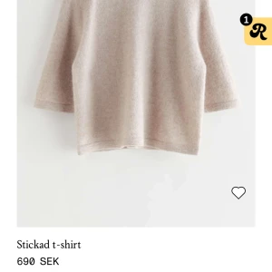 Trekvartsärmad tröja - Säljer denna tröja från other stories! Den har krympt lite i tvätten så sitter mer som än xs 