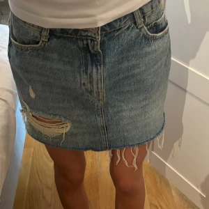 Kjol ifårn zara!  - säljer denna kjolen ifårn zara då den inte kommer till användning längre🩷kjolen är använd fåtals gånger.