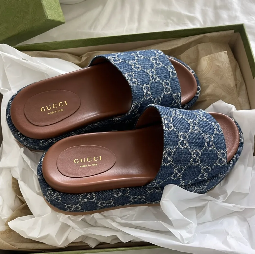 Säljer dessa skorna ifrån Gucci i jeans material, de är knappt använda och är i storlek 37 🤎🤎. Skor.