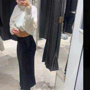 Satin kjol  - Svart satin kjol från Kappahl i storlek xs 🤍🥂