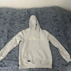 MORRIS Hoodie - MORRIS hoodie, använd en vecka ungefär, passar till allt, tjock o go