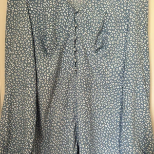 Super fin sommarklänning!! - Säljer denna super fina klänningen i super skick då den var lite stor för mig, hel och fin! Skulle fler bilder eller frågor finnas är det bara att höra av sig!!