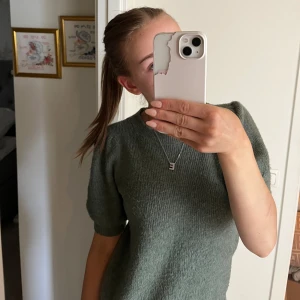 Stickad tröja - Stickad t-shirt från Vero moda. Superfin olivgrön färg. Använd några gånger. Säljer då jag tyvärr inte använder den längre. Storlek XS, sitter som den ska.  Skriv för fler bilder eller frågor!