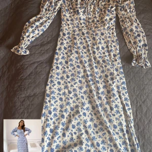 Blommig sommarklänning  - Långärmad blommig sommarklänning med slits. 