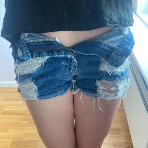 Fina high waisted jeans shorts från Lee💓 Kommer inte till användning då jag inte brukar ha high waist men funkar att vika ner som jag gör på första bilden🥰 Kontakta om ni har några frågor 