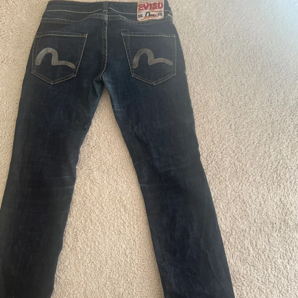 Lågmidjade evisu jeans Otroligt bra skick köpta för 1200kr Mått& Pris kan diskuteras  Knappt använda. Jeans & Byxor.