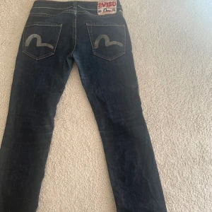 EVISU JEANS - Lågmidjade evisu jeans Otroligt bra skick köpta för 1200kr Mått& Pris kan diskuteras  Knappt använda