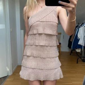 Stockholm  - Så fin volangklänning klänning köpt second hand! superfin till sommaren och festliga tillfällen!