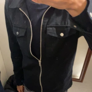 Overshirt  - Sjukt trendiga overshirt i storlek m. Hör av dig vid intresse eller frågor! Priset är ej hugget i sten 