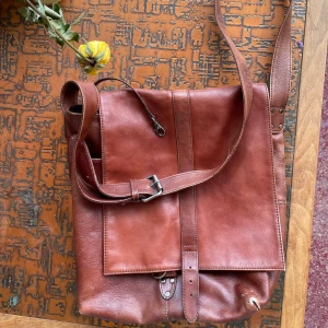 Läder väska axelremsväska - Så bra väska som får plats med allt! Cool snygg ni fattar. Perfekt till skola eller jobb. Unisex