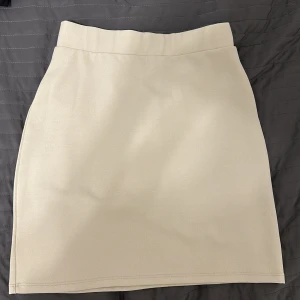 Kjol - En beige kjol i storlek XS. Meddela gärna för fler bilder🥰