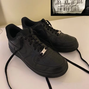Airforce 1 Svart - Svarta Airforce 1 i storleken 43 (US 9.5). De är i bra skick och de passar perfekt för sommaren. Kontakta mig om du vill ha fler bilder, om du har några frågor eller om du är intresserad!