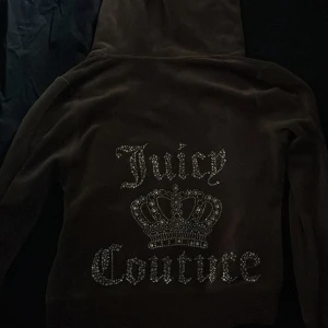 Juicy Couture tröja  - Brun Juicy couture zip-up tröja. Köpt på second hand, pris kan diskuteras!💕