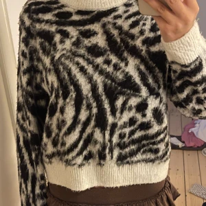 Mönstrad stickad tröja  - Säljer denna supersnygga tröja från vinted men originellt kommer från hm. Den är jättefin på och säljer pågrund av att den inte kommer till användning längre. 💓