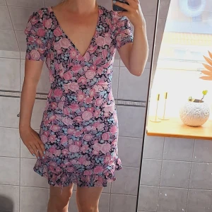 Midsommarklänning, sommarklänning, blommig klänning med volanger strl 36  - Midsommarklänning, sommarklänning, blommig klänning med volanger strl 36. Använd en gång, mycket fint skick. Djurfritt och rökfritt hem. Från H&M. Missa inte mina andra annonser 🩷