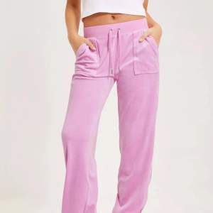 Säljer mina rosa juicy byxor i storlek xxs💕 Skriv om ni har någon fråga (Lånat bilderna)