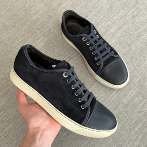 Lanvin Skor - Säljer dessa sjukt stilrena lanvin skor utan glans! | Storlek 42 (UK8) | Skick 8/10 Lite repig tå | Bara skorna medföljer | Hör av dig för fler bilder eller om du har någon fundering!