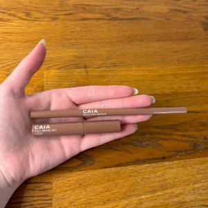 Caia Cosmetics  - Ögonbrynspenna Precision brown: mycket kvar av (man snurrar upp den för att få fram mer) Full brow gel clear- lite mindre kvar av. Nypris för båda tillsammans 370kr