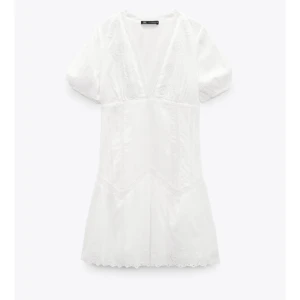 vit klänning från ZARA - jättefin oanvänd vit klänning med spetsdetaljer från ZARA med lapp kvar