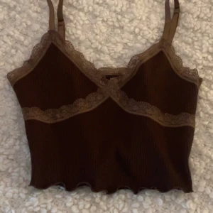 Brun lace linne - Brun lace linne som passar för nästan alla stilar! Använd några gånger bara och har inga permanenta fläckar/ skador