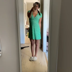 klänning  - Jättefin sommarklänning från H&M. Köparen står för eventuell frakt💞