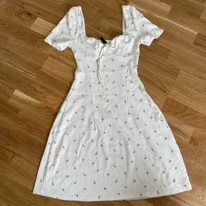 H&M dress - Ny skick. Rosa blommiga detaljer, jättefin och bekväm.