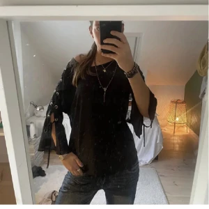 Topp med snörning  - Svart topp med snörning 