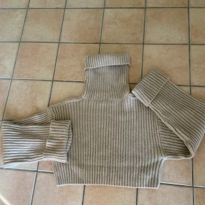 Stickad tröja tjej  - Stickad tröja i perfekt skick. Säljs pga rensa garderoben. Oversized look. 