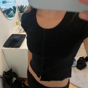 T-shirt med knappar - Supersöt tröja med knappar som jag köpt på Lindex men som inte längre kommer till andvändning och därför jag nu säljer🩷