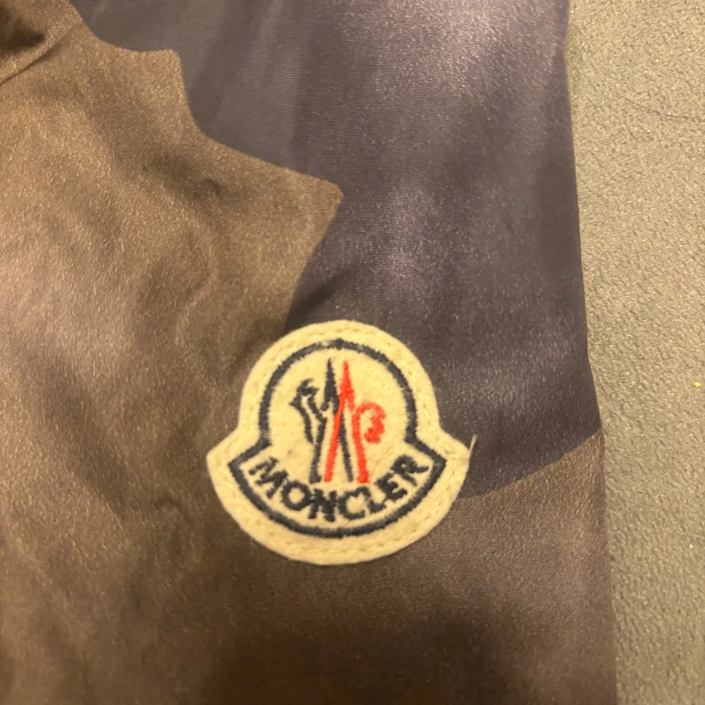 Moncler windbreaker I toppskick! Fel fri!! Storlek 3 som motsvarar M/L, sjukt snygg Cw och väldigt rare och unik.  Äkhetbevisas med moncler koden. . Jackor.