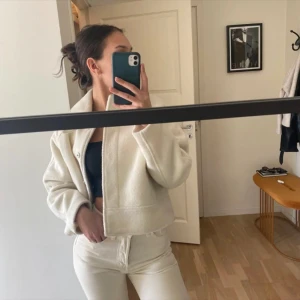 Jacka - Kort beige jacka som passar till vinter/höst! Från Gina Tricot. Har vissa missfärgningar på sidan, men lyckligtvis inget som märks av. Kan hämtas i Göteborg eller postas mot fraktkostnad:) passar xs/s