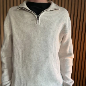 Halvzip - En rigtigt fett halvzip som är köpt på volt. Rigtigt bra skick inga skador eller fläckar. Den är i storleken small. Märket heter ”these glory days”