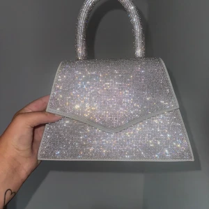 Glittrig väska  - Glittrig väska från Stockholm LM studio. Aldrig kommit till användning och därför säljs den. ✨🌸
