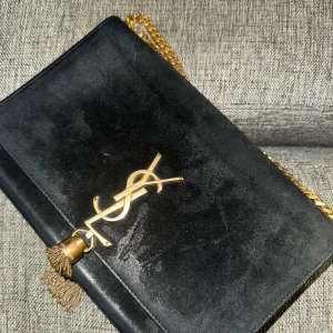 Ysl väska (ÄKTA) - Säljer min YSL kate väska, i mocka. Axel väska, men kan även användas som cloth. Köpt på Nk för många år sedan, har tyvärr tappat bort kvittot och tillkommer inte med dustbag eller box. Använt en massa gånger och är ganska sliten.