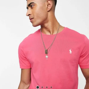 Oanvänd Ralph Lauren Tshirt (M) - Helt oanvänd Ralph Lauren tshirt i storlek M. Ordinarie pris/köpt för: 999kr Säljer för 300 vid snabb affär.