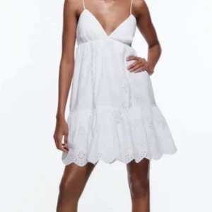 Zara klänning - Säljer denna fina vita kortklänningen från Zara, den har broderier på nedre delen! Passar mig som vanligtvis har S!