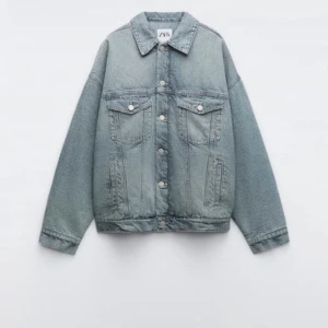 Jeans jacka  - Säljer mina fina jeans ja ja som är tyvärr för stor för mig ! (Bilderna är lånade )💕