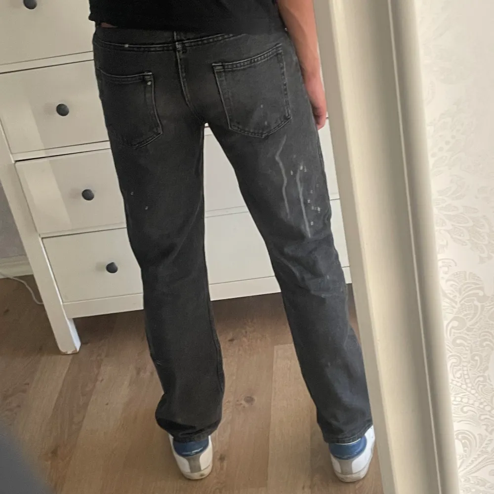 Säljer nu ett par riktigt snygga Monten Jeans för bara 250kr. Nypris är 1000kr. Tyvärr finns ett par slitningar på byxorna och även en knapp som saknas, men det är fortfarande i riktigt bra skick och riktigt snygga.. Jeans & Byxor.