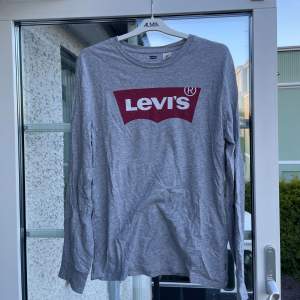 Långärmad t-shirt från Levis i använt skick, men ser ny ut. Storlek 36 / S Skickar mer bilder om de efterfrågas Fraktkostnad tillkommer 💕