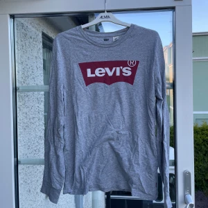 Långärmad t-shirt - Långärmad t-shirt från Levis i använt skick, men ser ny ut. Storlek 36 / S Skickar mer bilder om de efterfrågas Fraktkostnad tillkommer 💕