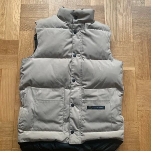 Canada goose väst - Säljer denna väst från Canada Goose eftersom den inte längre kommer till användning. Den är i bra skick men har små fläckar vid vissa ställen. Skriv vid frågor, och pris kan alltid diskuteras. Storlek XS men passar säkerligen även S😊