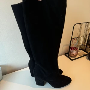 Klackar i sammet  - Boots från Hm. Storlek 36. Använda en gång. 