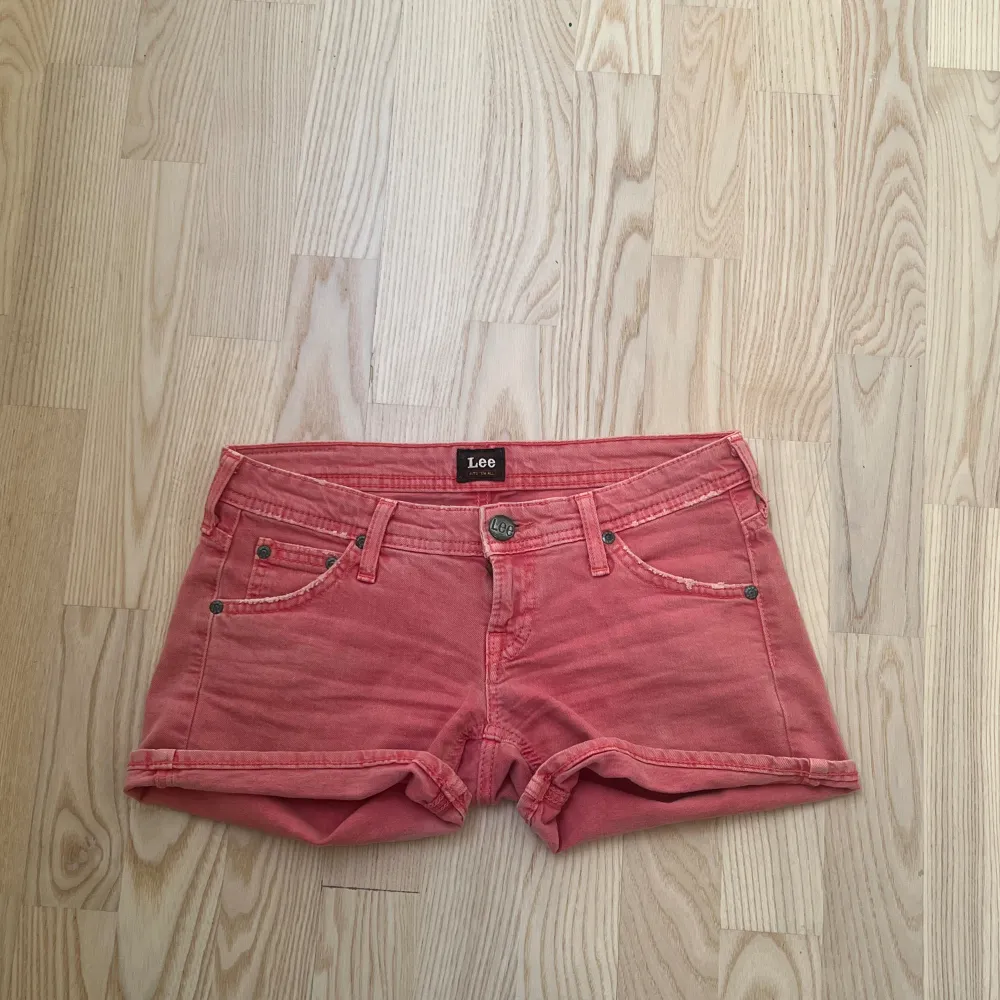 Lågmidjade rosa shorts från Lee i storlek S🥰 Inga defekter vad jag kan se, köptes second hand men har själv aldrig använt 💕. Shorts.