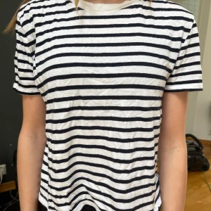 T-shirt - En randig t-shirt från Zara i storlek S💕