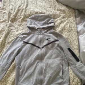 Nike tech fleece - Hoodien är i bra kondition, har haft den i ksk ett år, storlek XL i barnstorlek 