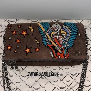 Zadig voltaire väska - Superfin limited edition väska från zadig voltaire. Jättefint skick nypris 3200🩷 endast korta bandet medföljer