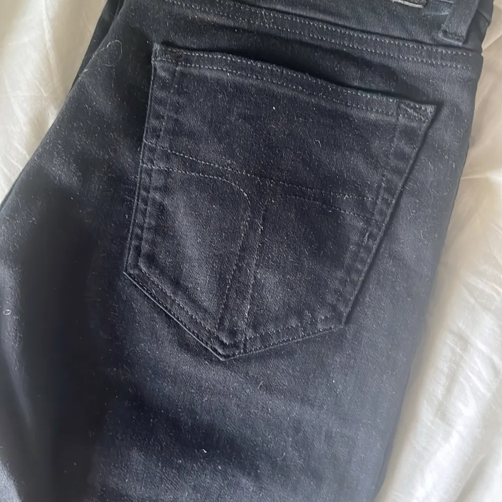 Asfeta jeans från tiger of Sweden. Köpt på salt men. Skick 10/10 använda typ 1 gång. Säljer för att dom inte passar mig. 🚨nypris 1500🚨. Jeans & Byxor.
