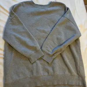 Så snygg oversized grå sweatshirt från Monki! Knappt använd, storlek S🫶🏼
